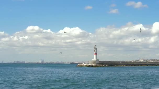 Faro Mar Azul Verano Día Soleado Vista Ciudad Detrás Del — Vídeo de stock