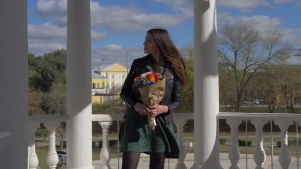 Schöne Mädchen Schwarzem Mantel Und Grünem Kleid Mit Blumenstrauß Ihren — Stockvideo