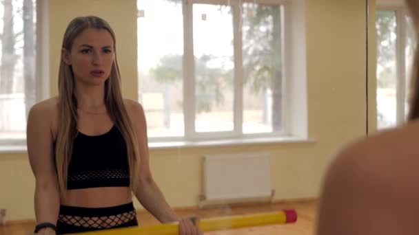 Güzel Jimnastik Hocası Spor Salonunda Vücut Çubuğuyla Uyanıyor Yansıma Görünümü — Stok video