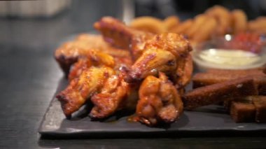 Bira çerezi. Bardaki yemek. Atıştırmalık kamera tavası. Patates kızartması, kızarmış ekmek, tavuk kanadı, kalamar halkası, sos..