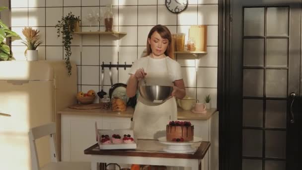 Confeiteiro Chantilly Sua Tigela Cozinha Chef Pastelaria Prepara Bolo Mulher — Vídeo de Stock