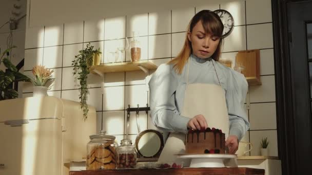 Chef Pastelaria Avental Bege Decora Bolo Chocolate Com Bagas Frescas — Vídeo de Stock