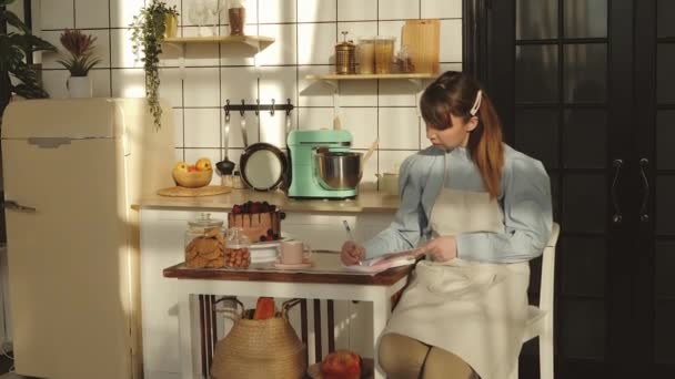 Mulher Bonita Está Fazendo Anotações Enquanto Cozinha Cozinha Chef Pastelaria — Vídeo de Stock