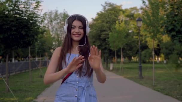 Mujer Morena Bailando Con Auriculares Blancos Señora Atractiva Está Utilizando — Vídeo de stock