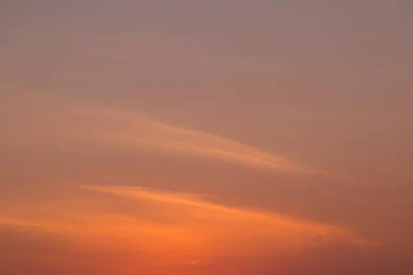 Zonsondergang. Textuur van een warme oranje lucht. Ruimte voor tekst. Stockfoto