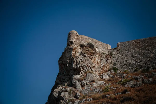 Ancienne forteresse historique en pierre debout sur le bord d'une falaise sur l'île . — Photo