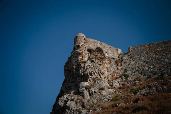 Antigua fortaleza de piedra histórica situada en el borde de un acantilado en la isla . Imágenes De Stock Sin Royalties Gratis