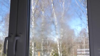 Pencere temizleme işlemi için pencere paspası ve temizleyici kullanılıyor. 