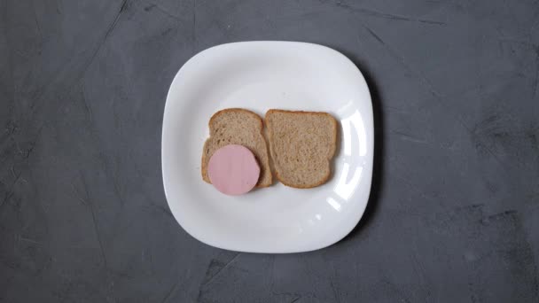 Processen Att Laga Mat Och Äta Två Smörgåsar Den Vita — Stockvideo
