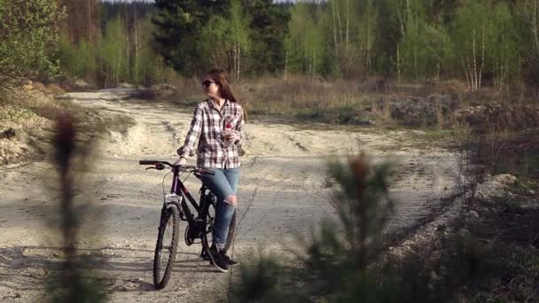 Cestovatel Dívka Rozhlédne Pít Vodu Široké Písečné Cestě Lese — Stock video