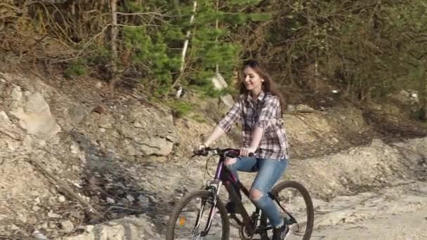 Wanita Muda Yang Menarik Mengendarai Sepeda Jalan Raya Dan Melihat — Stok Video