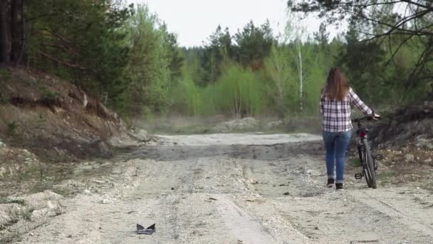 Jovem Mulher Atraente Carrega Bicicleta Uma Estrada Rural — Vídeo de Stock