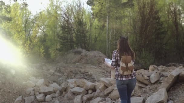 Ελκυστική Ταξιδιώτισσα Περπατά Στο Βραχώδες Τοπίο Χάρτη Στα Χέρια Της — Αρχείο Βίντεο
