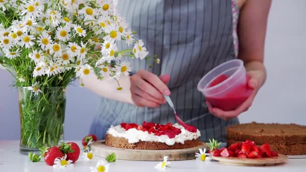 Cooking Multilayered Cake Biscuits Cream Filling Strawberries Berry Jam Delicious — Stock Video