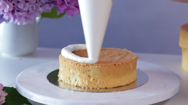 Rellenar Capa Torta Con Recubrimiento Crema Utilizando Una Bolsa Pastelería — Vídeos de Stock