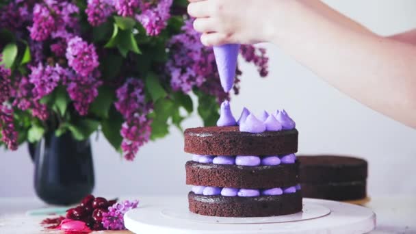 Preparare Ripieno Dei Coni Panna Utilizzando Sacchetto Pasticceria Sugli Strati — Video Stock