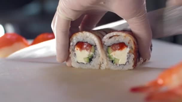 Chef Está Cortando Rollos Con Cuchillo — Vídeos de Stock