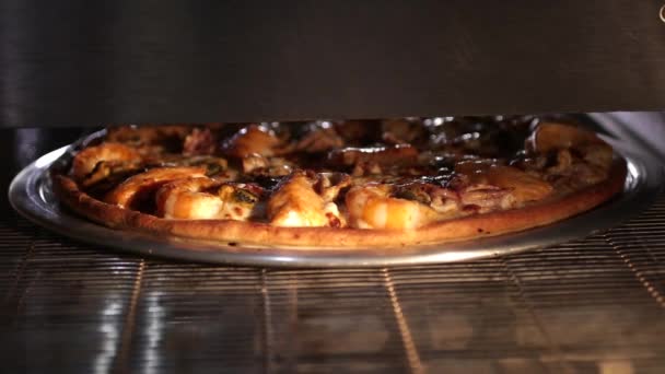 Horká Pizza Vyndána Trouby — Stock video