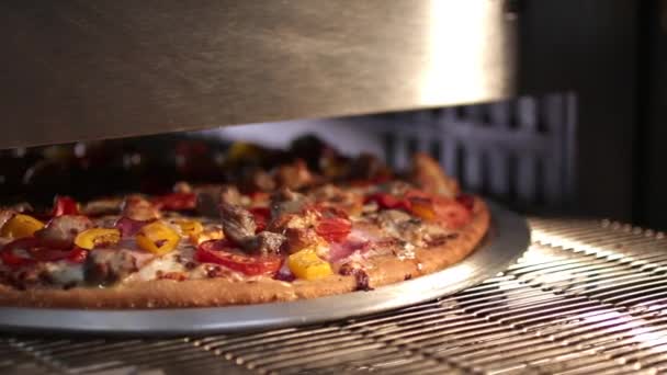 Smaklig Varm Pizza Kommer Från Ugnen — Stockvideo