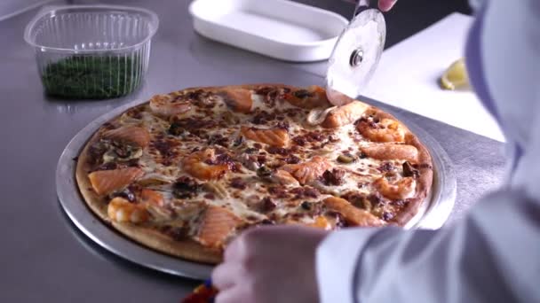 Cucinare Taglia Pizza Decorarla Con Verde — Video Stock