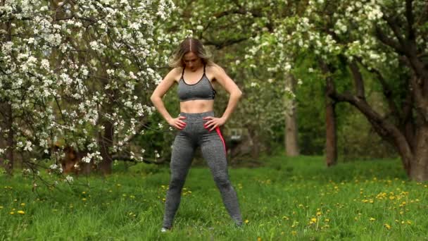 Atletik Çekici Kız Dışarıda Esneme Hareketleri Yapıyor Gri Bluz Giymiş — Stok video