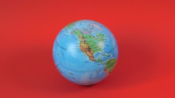 Planeta Tierra Está Girando Sobre Fondo Rojo Geografía Educación Ecológica — Vídeos de Stock