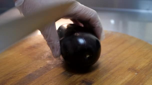 Concept Farm Products Chef Cuts Ripe Eggplant Identical Slices Close — Stock Video