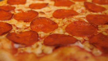 Pepperoni pizzası yakın çekim döner. Pizzacıların ve restoranların menüsü için nefis görüntüler..
