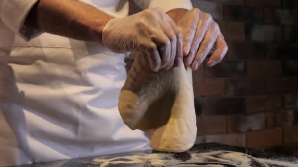 Chef Saca Masa Pizza Con Sus Propias Manos Pared Ladrillo — Vídeo de stock