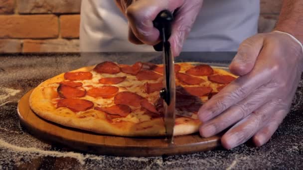 Chef Italiano Corta Uma Pizza Pepperoni Pedaços Pares Suporte Madeira — Vídeo de Stock