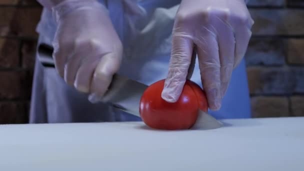 Cocinar Corta Tomate Rodajas Con Cuchillo Cocina Grande Cerca — Vídeos de Stock