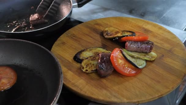 Chef Coloca Pedaços Carne Legumes Grelhados Suporte Madeira Deitado Servindo — Vídeo de Stock