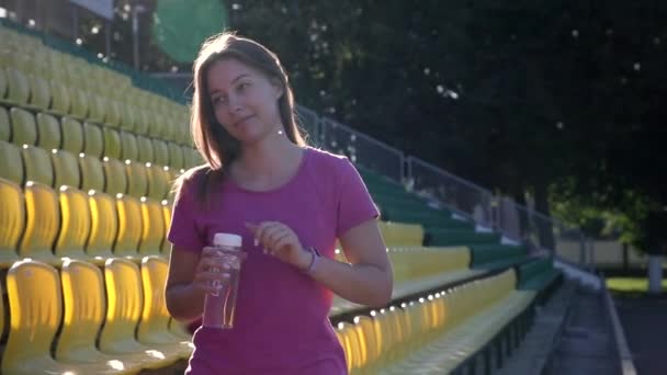 Mujer Atractiva Joven Beber Agua Después Del Entrenamiento Deportivo Está — Vídeo de stock
