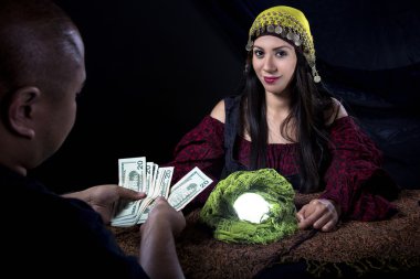 Dolandırıcı veya Con sanatçı falcı