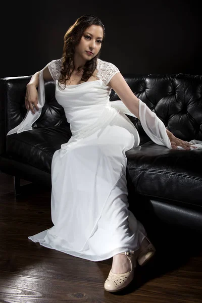 现代新娘婚纱礼服 — 图库照片