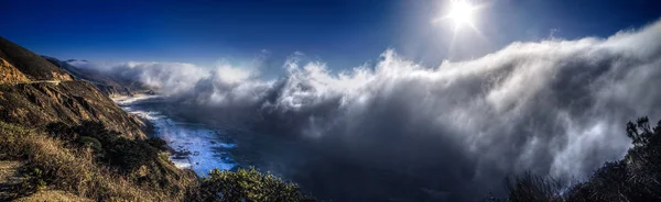 Dichter Nebel über der kalifornischen Pazifikküste — Stockfoto