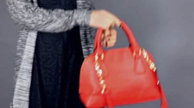 Kırmızı el çantası çanta modeli