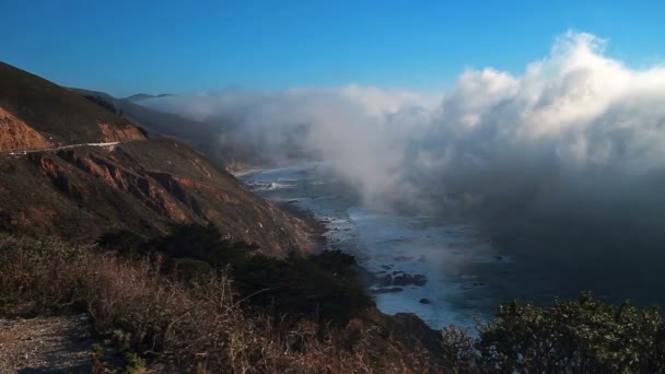 Толстый прибрежный туман в Биг-Сюре — стоковое видео