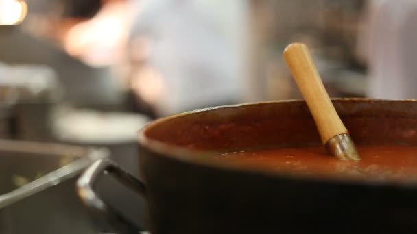 Close Up van Chili saus in een Restaurant — Stockvideo