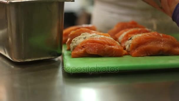 Nahaufnahme von Fisch in einem Restaurant — Stockvideo