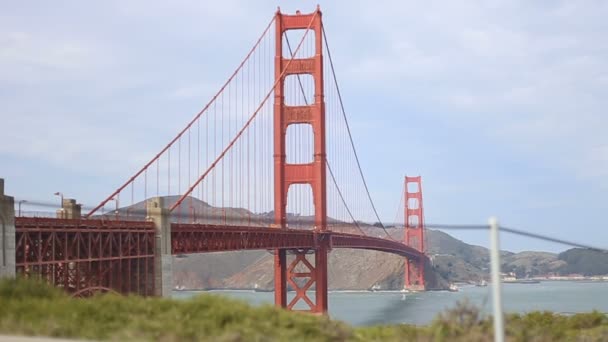 Ciclistas obcecados em San Fransicso com Golden Gate Bridge — Vídeo de Stock