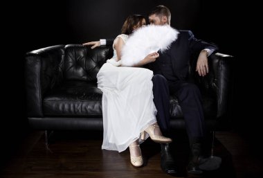 Gizlilik için Fan arkasında saklanırken Çift