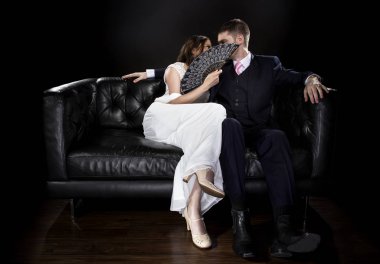 Gizlilik için Fan arkasında saklanırken Çift