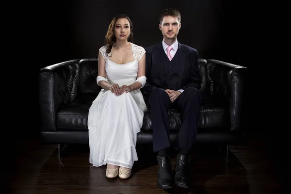 Förlovade par modellering eleganta bröllop kostym och brudklänning — Stockfoto