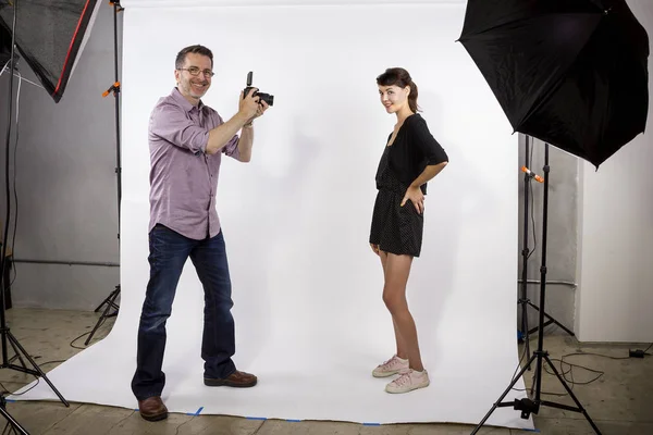 Photographer Demonstrating Studio Photography with a Model — Stock Photo, Image