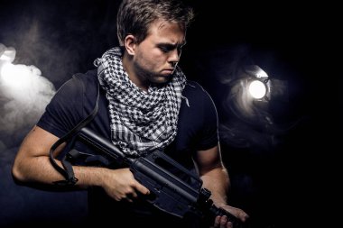 Asker veya paralı bir assualt tüfek veya bir pervane gibi paintball veya airsoft tabanca ile