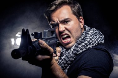 Asker veya paralı bir assualt tüfek veya bir pervane gibi paintball veya airsoft tabanca ile