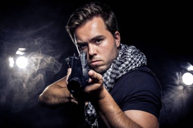 Asker veya paralı bir assualt tüfek veya bir pervane gibi paintball veya airsoft tabanca ile