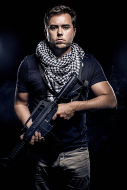 Asker veya paralı bir assualt tüfek veya bir pervane gibi paintball veya airsoft tabanca ile