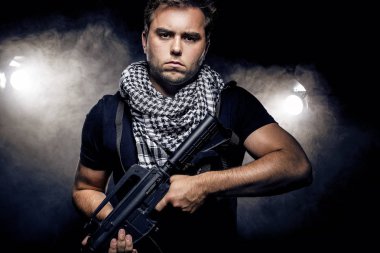 Asker veya paralı bir assualt tüfek veya bir pervane gibi paintball veya airsoft tabanca ile